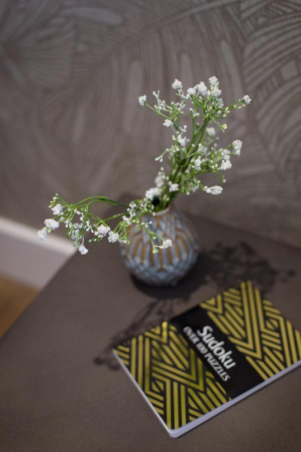 Romantic Studio In The Heart Of Little Italy By Den Stays Montréal Esterno foto